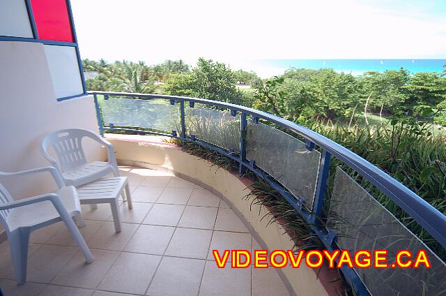 Cuba Varadero Mercure Playa De Oro La habitación estándar. Algunos balcones tienen vistas al mar. La terraza es pequeña para las habitaciones con vistas a la piscina.
