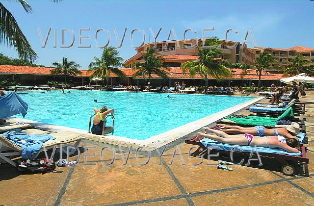 Cuba Varadero Naviti Varadero Parte de la piscina se utiliza para actividades deportivas. Pocas sombrillas alrededor de la piscina, pero un montón de tumbonas de plástico y madera.
