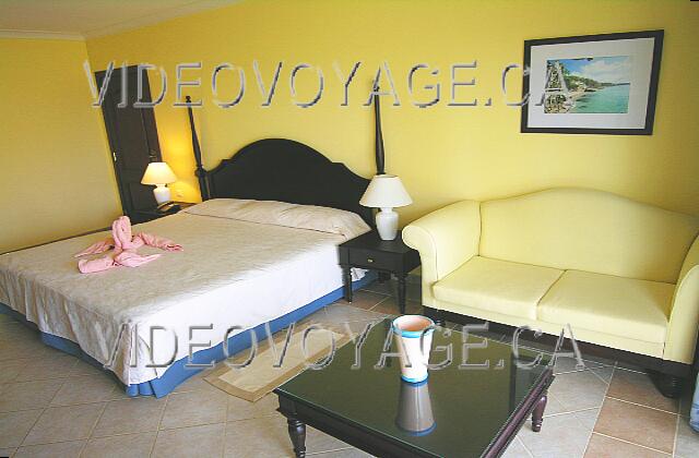 Cuba Varadero Princesa Del Mar La Junior Suite Garden View Deluxe o Premium Deluxe. Una habitación bastante grande con muebles clásicos. La construcción de las habitaciones es similar a las salas en Canadá. Las paredes son de yeso con lana mineral en el centro.